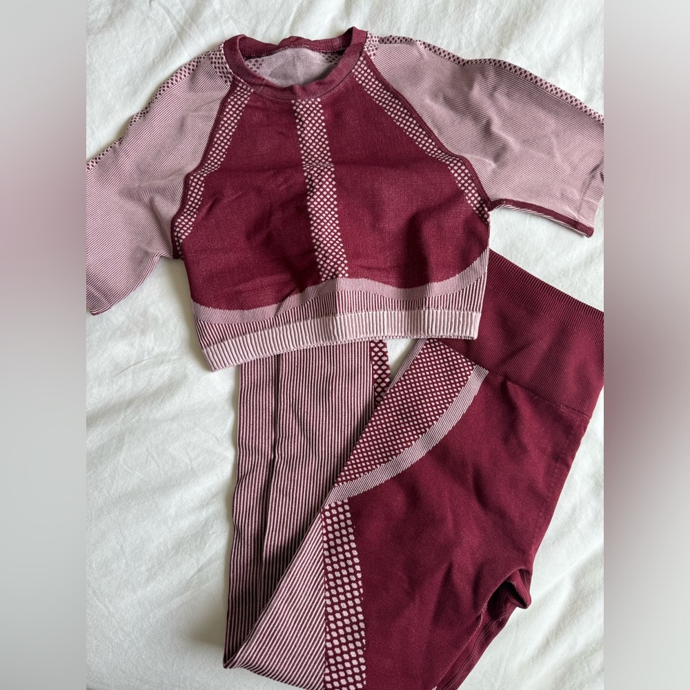 Fabletics workout set knit supportive fabric. Size xs/s